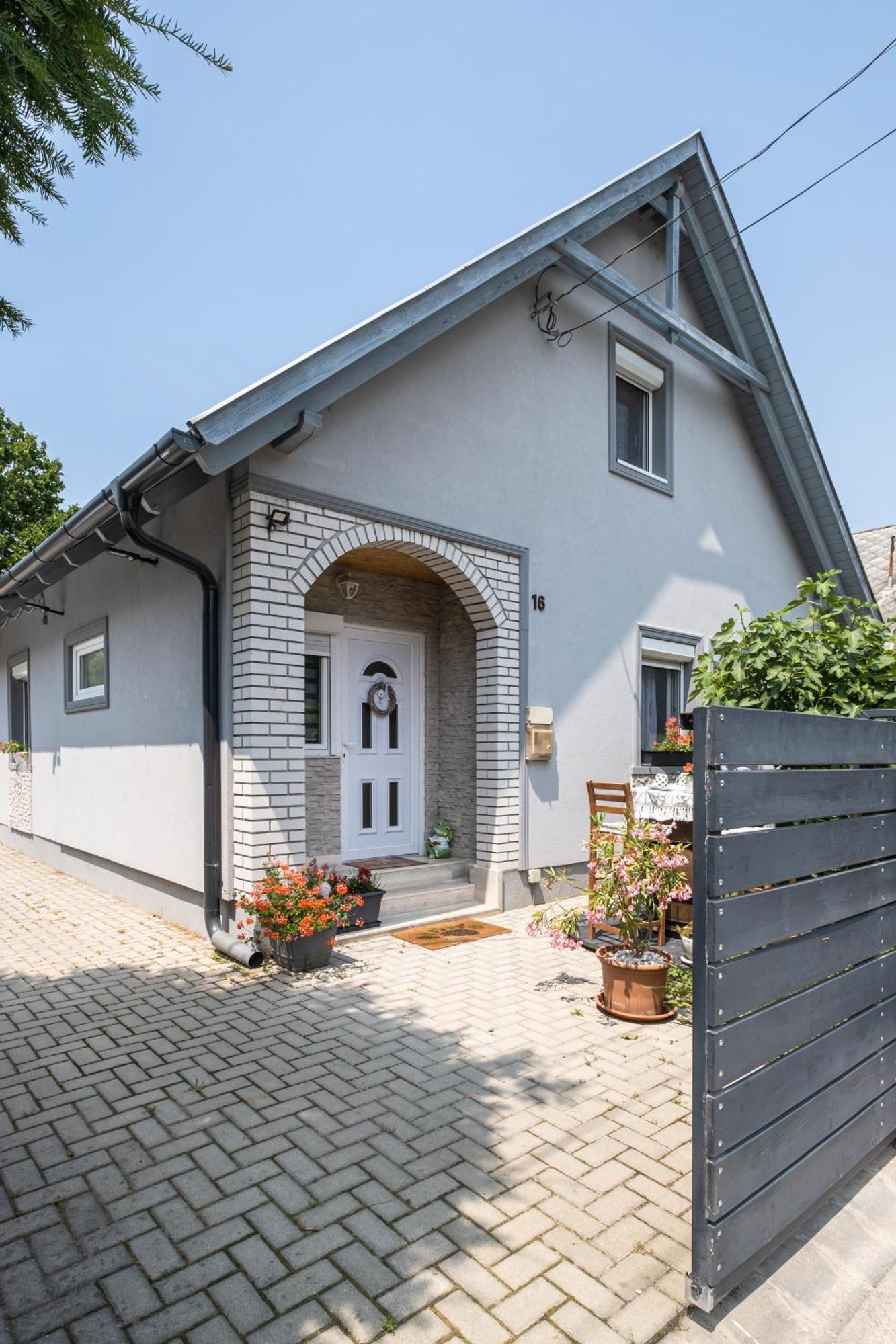 Апартаменты Szuerke Vendeghaz Balatonkenesen Экстерьер фото